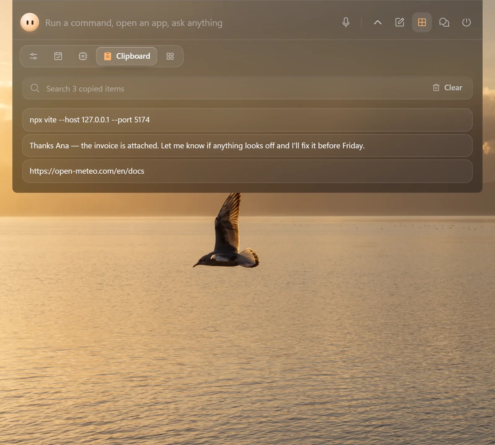 The Clipboard panel: a search box and three copied items, a command, a message and a link.